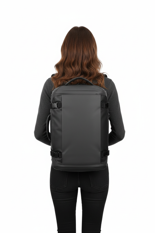 Femme portant sac à dos gris vue de dos